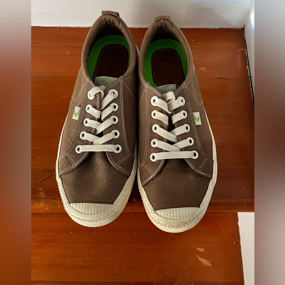Cariama Tan and Gren Canvas Lace Up Sneakers